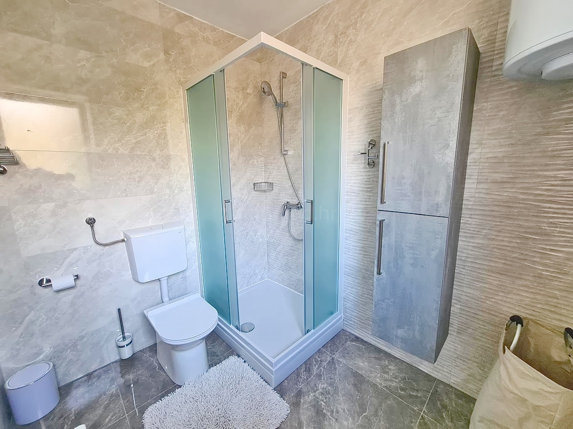 Crikvenica, samostojna hiša s petimi apartmaji v bližini morja!