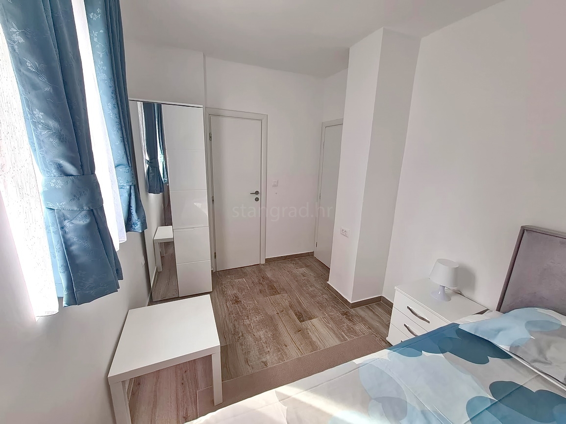 Crikvenica, samostojna hiša s petimi apartmaji v bližini morja!