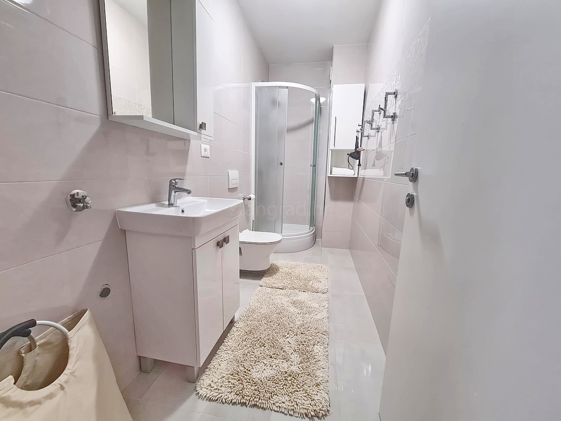 Crikvenica, samostojna hiša s petimi apartmaji v bližini morja!