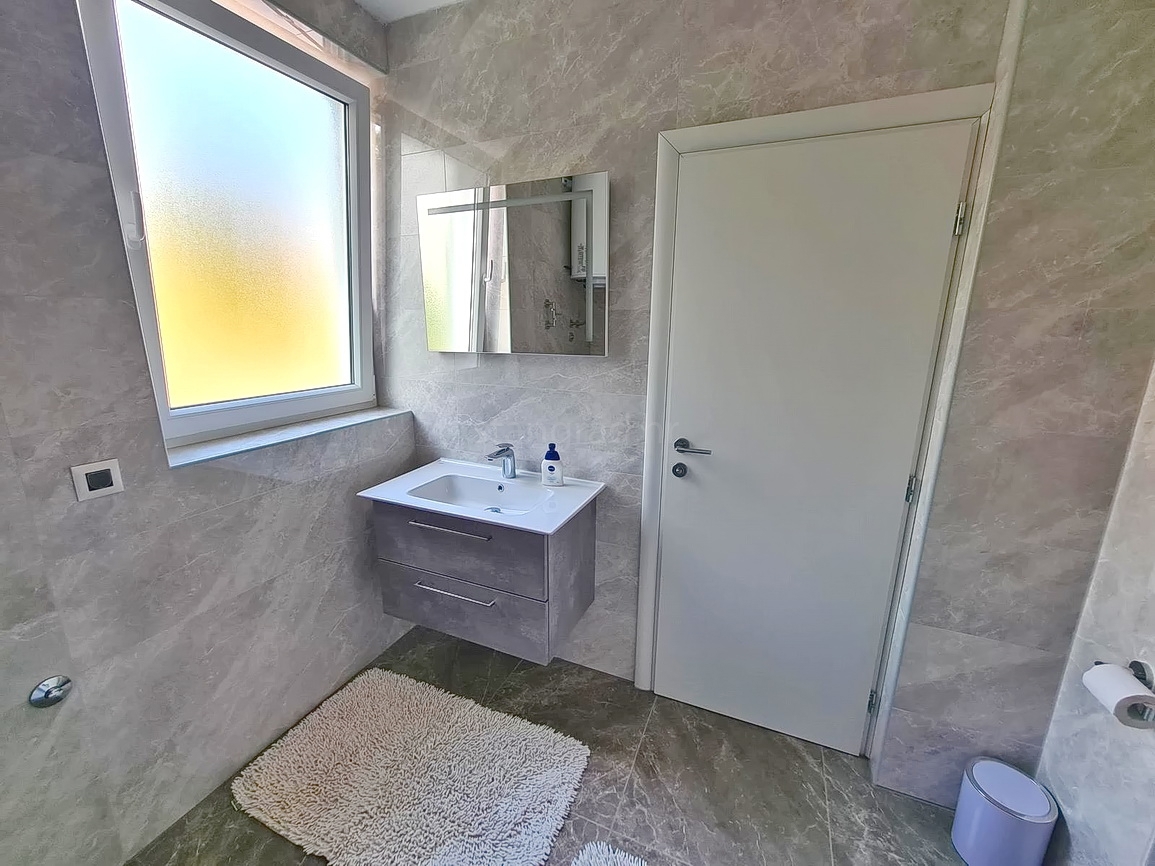 Crikvenica, samostojna hiša s petimi apartmaji v bližini morja!