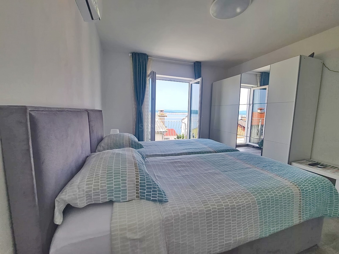 Crikvenica, samostojna hiša s petimi apartmaji v bližini morja!