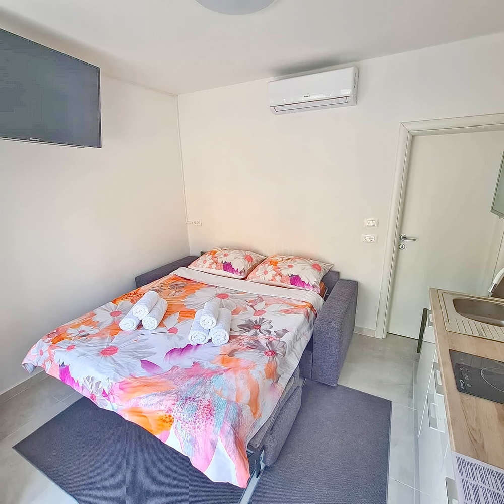 Crikvenica, samostojna hiša s petimi apartmaji v bližini morja!