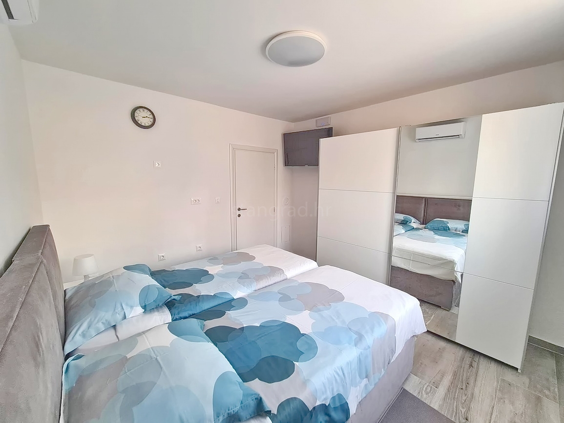 Crikvenica, samostojna hiša s petimi apartmaji v bližini morja!