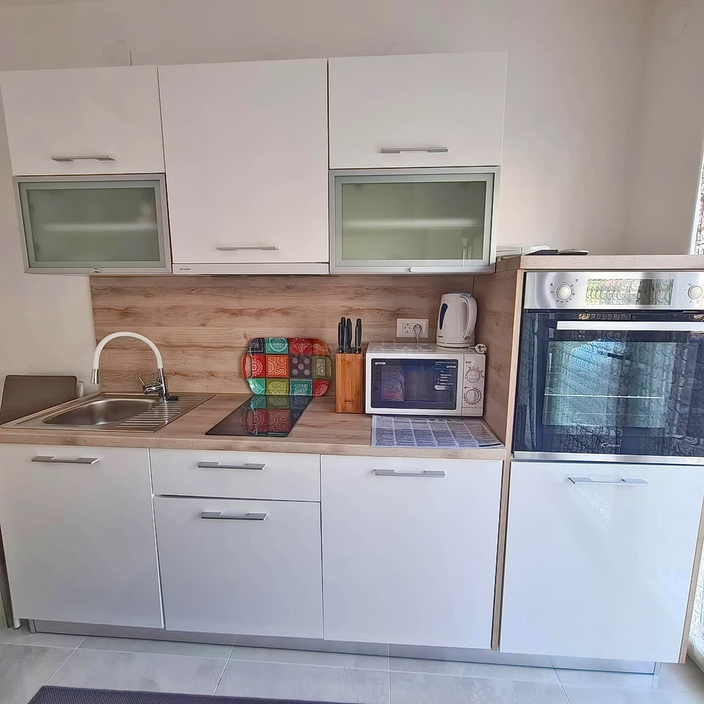 Crikvenica, samostojna hiša s petimi apartmaji v bližini morja!