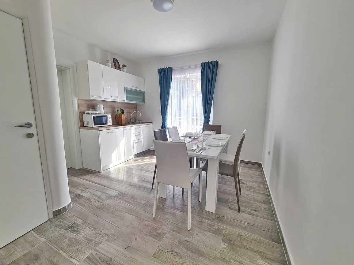 Crikvenica, samostojna hiša s petimi apartmaji v bližini morja!