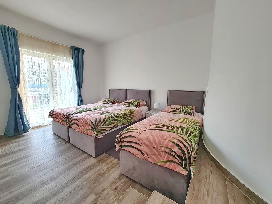 Crikvenica, samostojna hiša s petimi apartmaji v bližini morja!