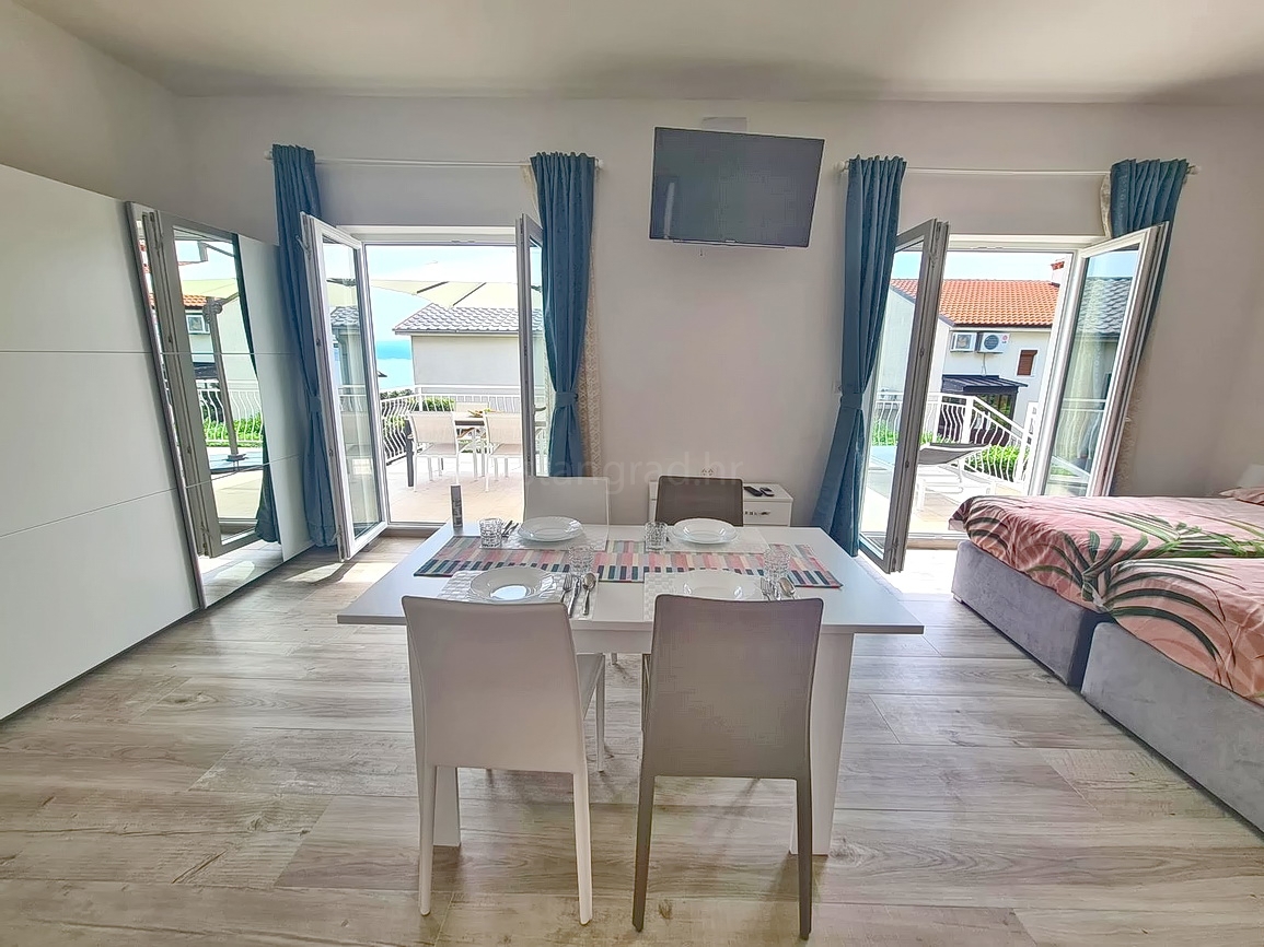 Crikvenica, samostojna hiša s petimi apartmaji v bližini morja!