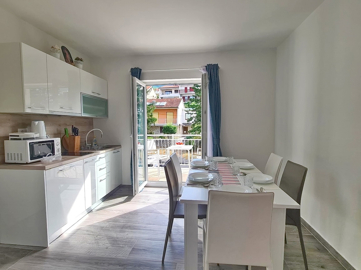 Crikvenica, samostojna hiša s petimi apartmaji v bližini morja!