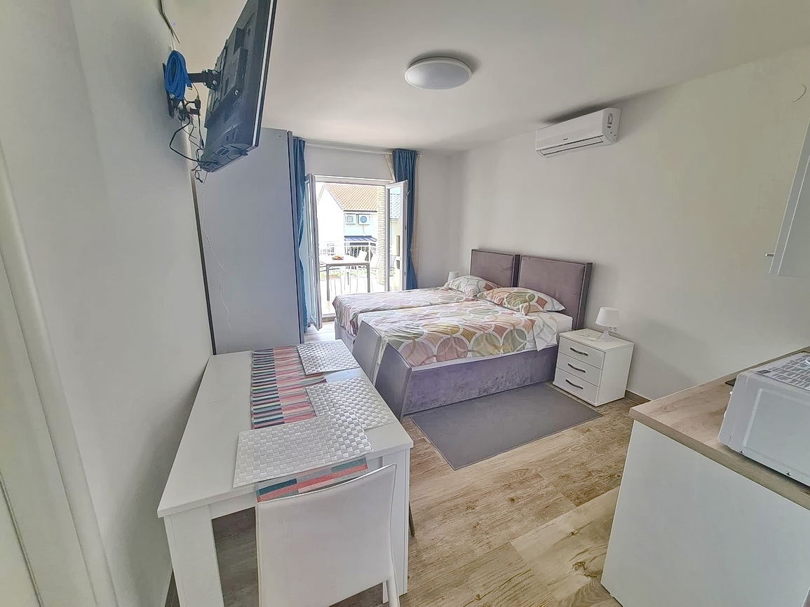 Crikvenica, samostojna hiša s petimi apartmaji v bližini morja!