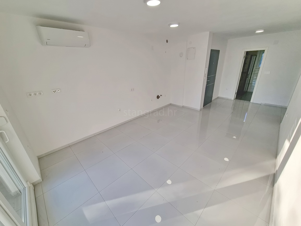 Crikvenica, stanovanje v visokem pritličju blizu morja!