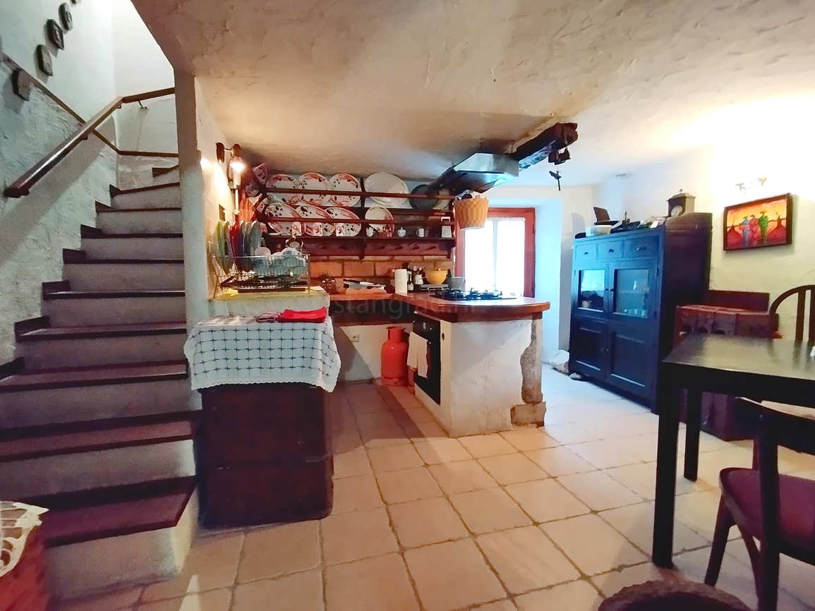 Dobrinj, zanimiva vrstna hiša na zelo dobri lokaciji!