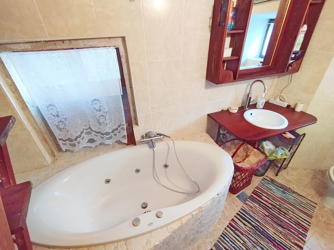 Dobrinj, zanimiva vrstna hiša na zelo dobri lokaciji!