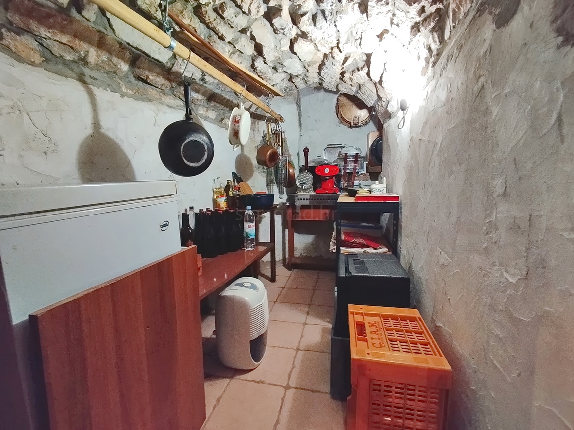 Dobrinj, zanimiva vrstna hiša na zelo dobri lokaciji!