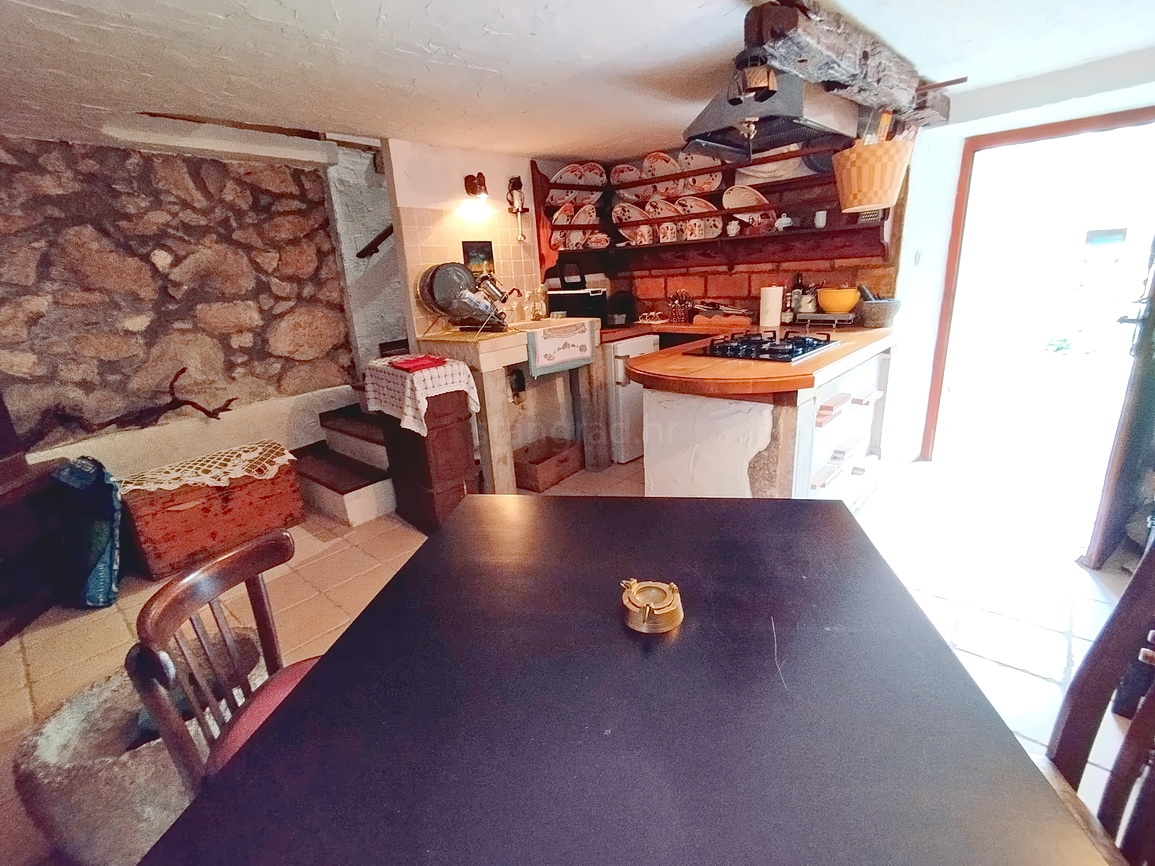 Dobrinj, zanimiva vrstna hiša na zelo dobri lokaciji!