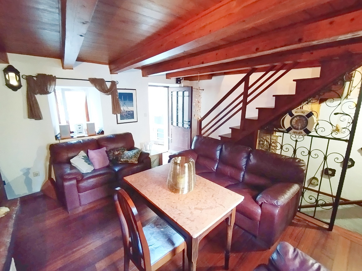 Dobrinj, zanimiva vrstna hiša na zelo dobri lokaciji!