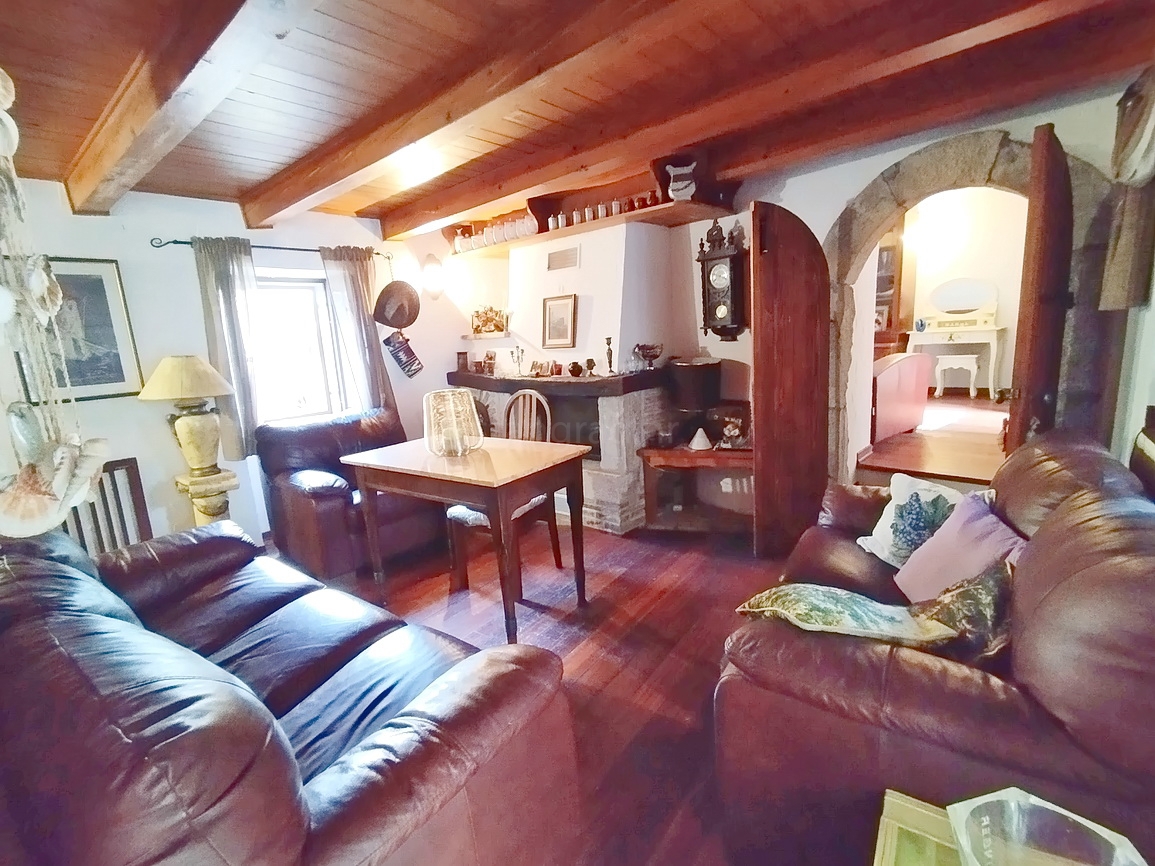 Dobrinj, zanimiva vrstna hiša na zelo dobri lokaciji!