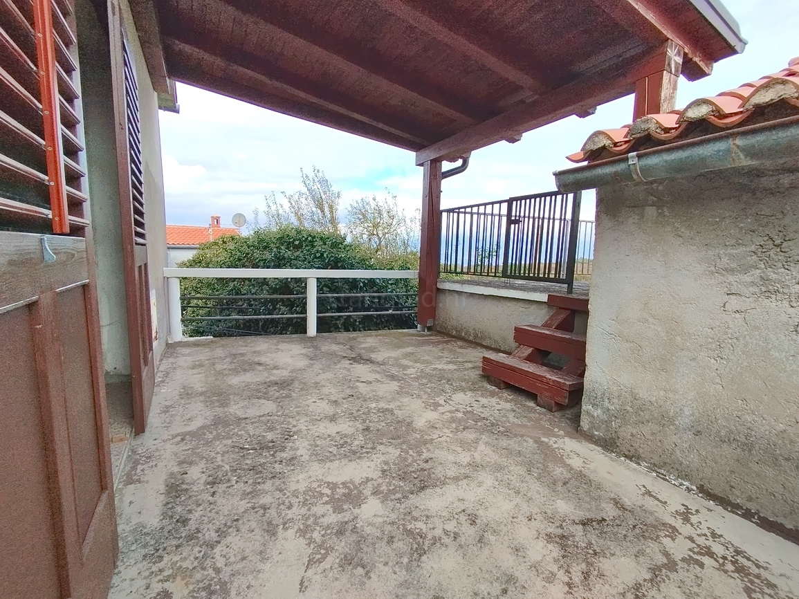 Dobrinj, zanimiva vrstna hiša na zelo dobri lokaciji!