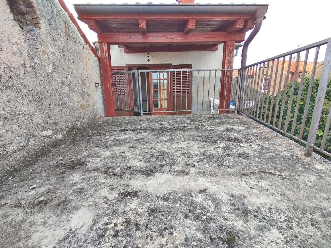 Dobrinj, zanimiva vrstna hiša na zelo dobri lokaciji!