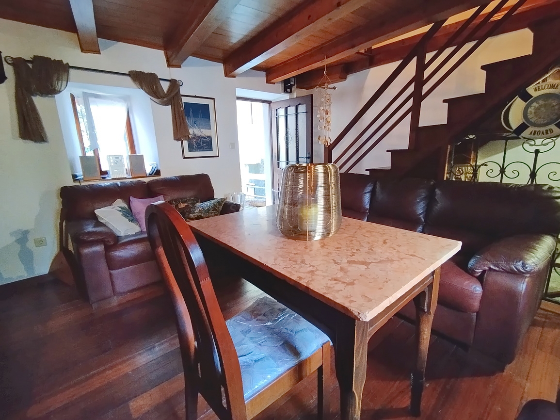 Dobrinj, zanimiva vrstna hiša na zelo dobri lokaciji!