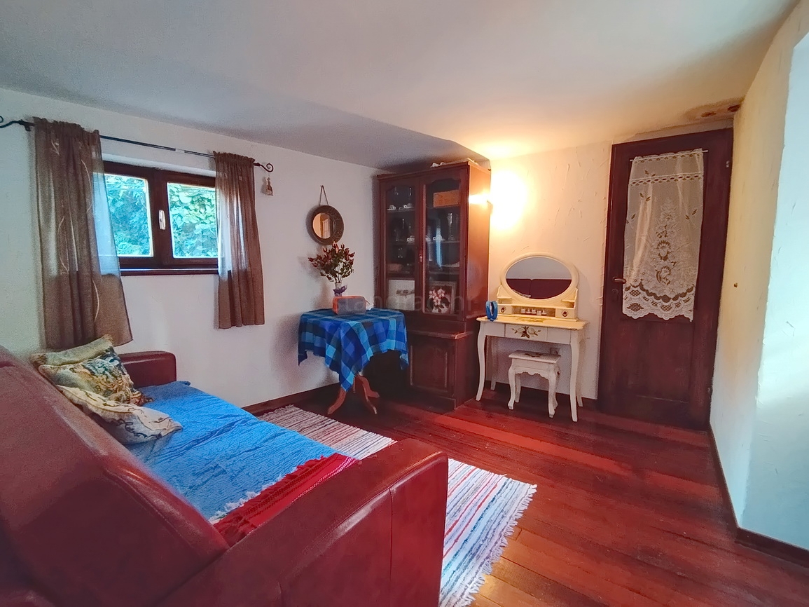 Dobrinj, zanimiva vrstna hiša na zelo dobri lokaciji!