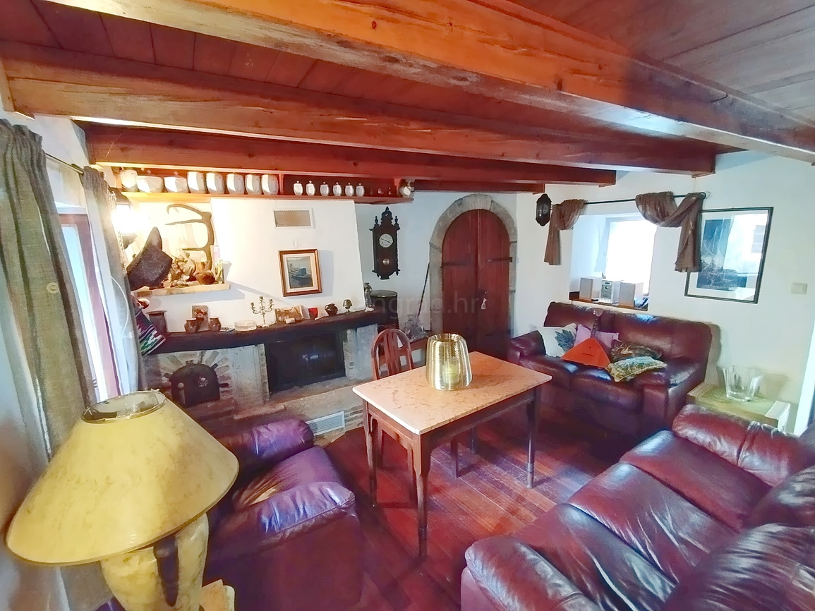 Dobrinj, zanimiva vrstna hiša na zelo dobri lokaciji!