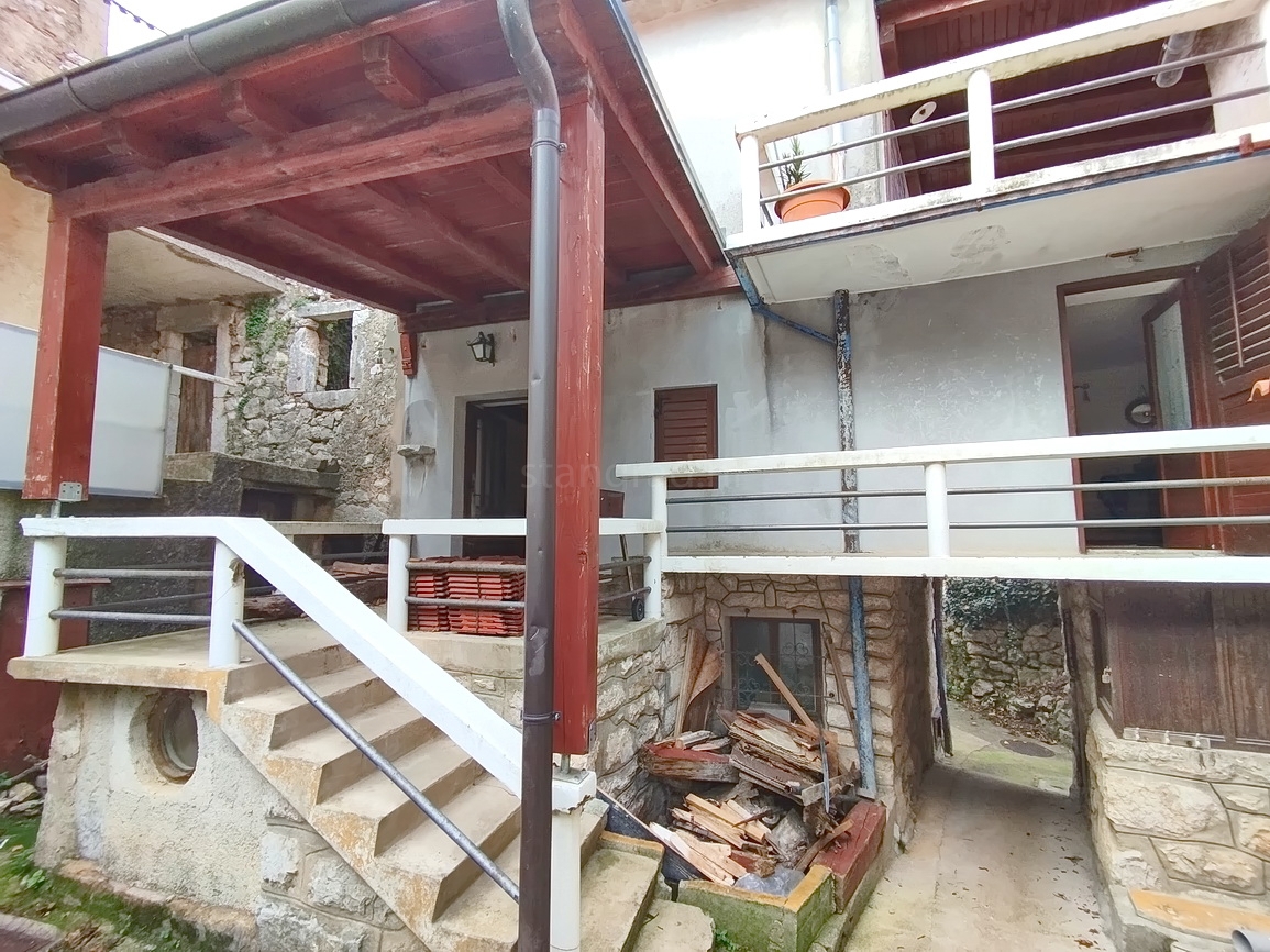 Dobrinj, zanimiva vrstna hiša na zelo dobri lokaciji!