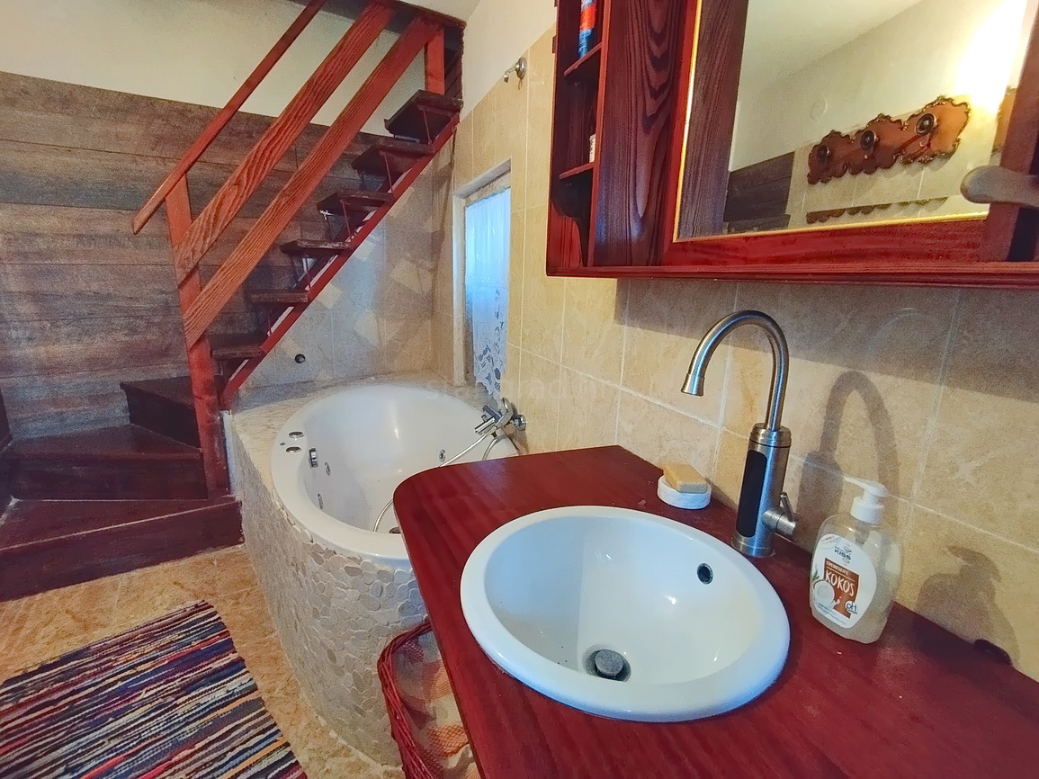 Dobrinj, zanimiva vrstna hiša na zelo dobri lokaciji!