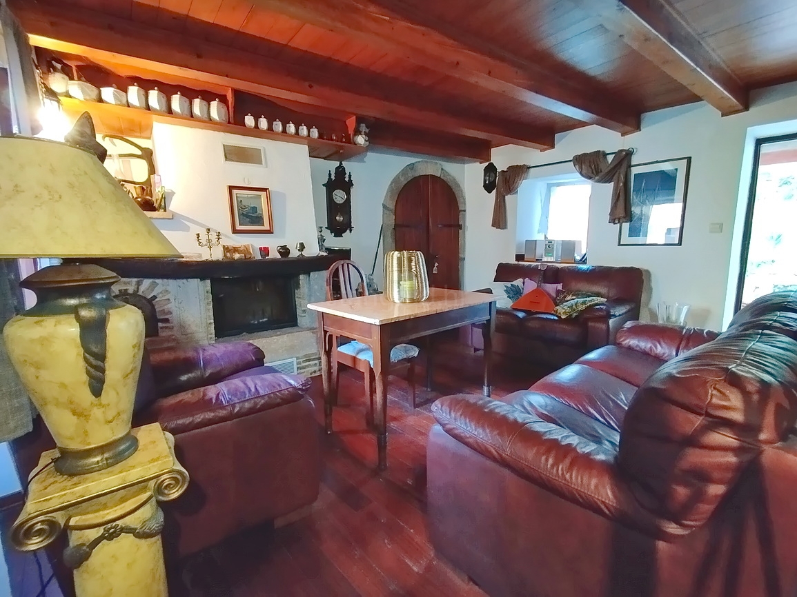 Dobrinj, zanimiva vrstna hiša na zelo dobri lokaciji!