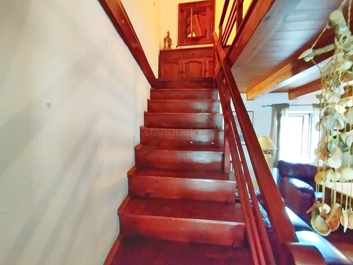 Dobrinj, zanimiva vrstna hiša na zelo dobri lokaciji!