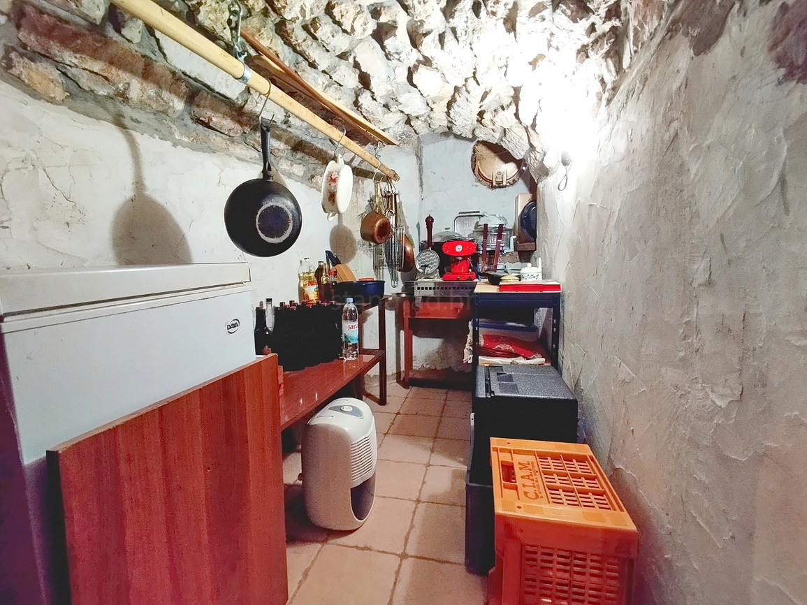 Dobrinj, zanimiva vrstna hiša na zelo dobri lokaciji!