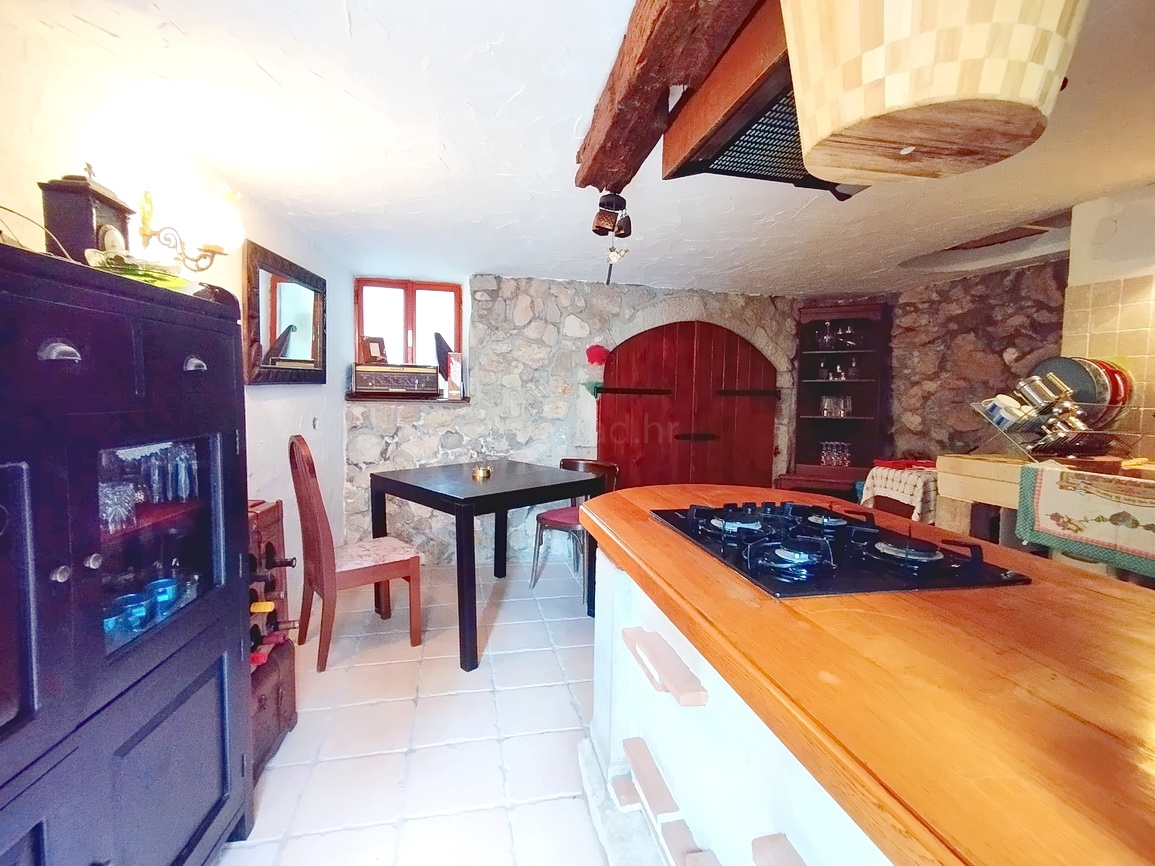 Dobrinj, zanimiva vrstna hiša na zelo dobri lokaciji!