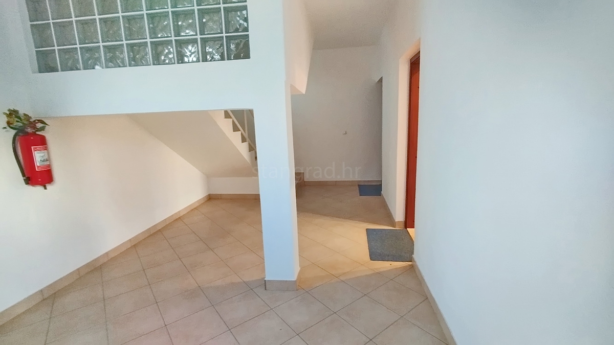 Novi Vinodolski, garsonjera z balkonom in prostornim vrtom!