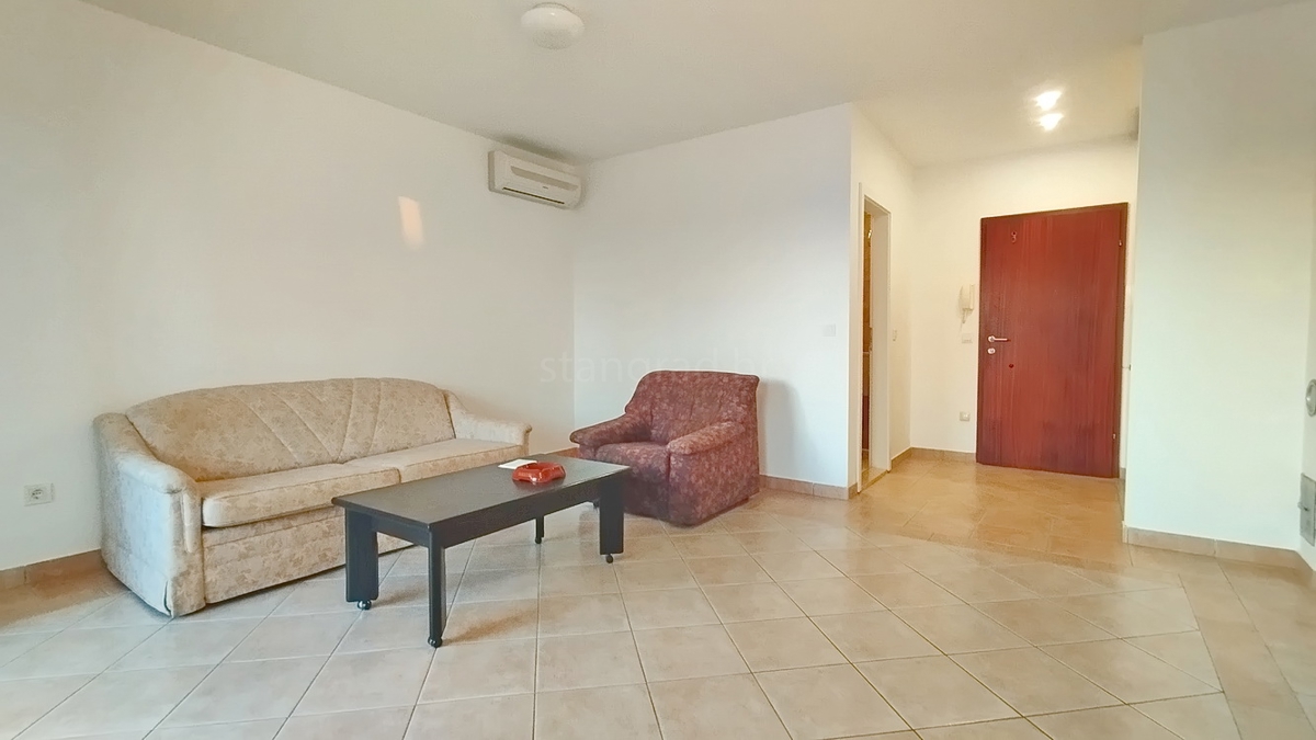 Novi Vinodolski, garsonjera z balkonom in prostornim vrtom!