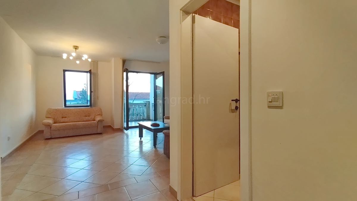 Novi Vinodolski, garsonjera z balkonom in prostornim vrtom!