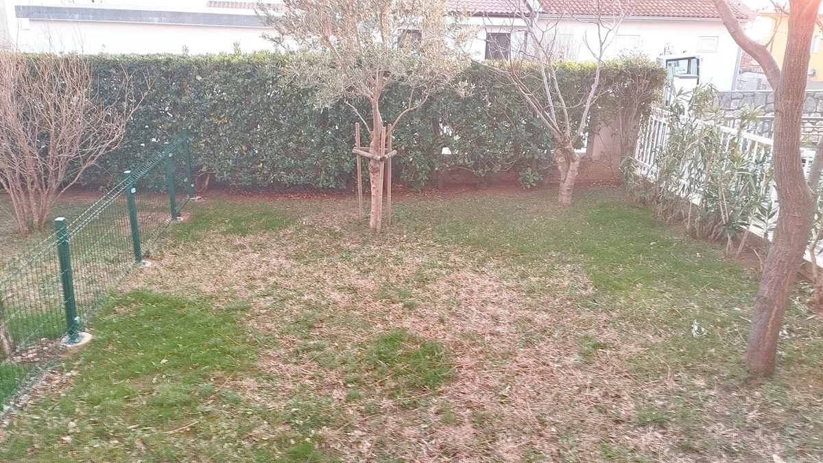 Novi Vinodolski, garsonjera z balkonom in prostornim vrtom!