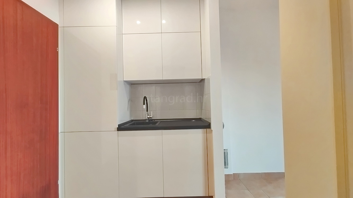 Novi Vinodolski, garsonjera z balkonom in prostornim vrtom!