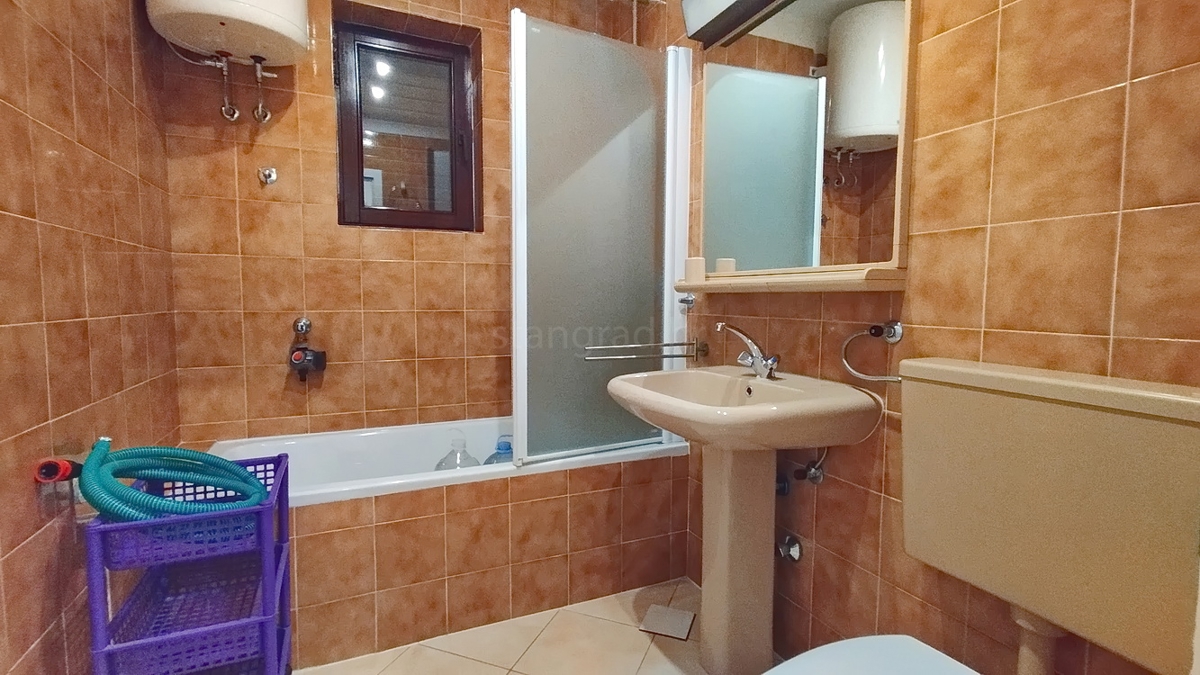 Novi Vinodolski, garsonjera z balkonom in prostornim vrtom!