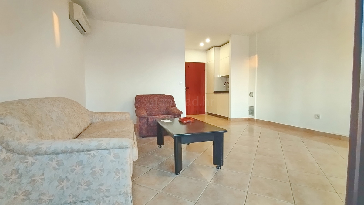 Novi Vinodolski, garsonjera z balkonom in prostornim vrtom!