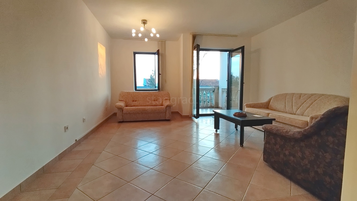 Novi Vinodolski, garsonjera z balkonom in prostornim vrtom!