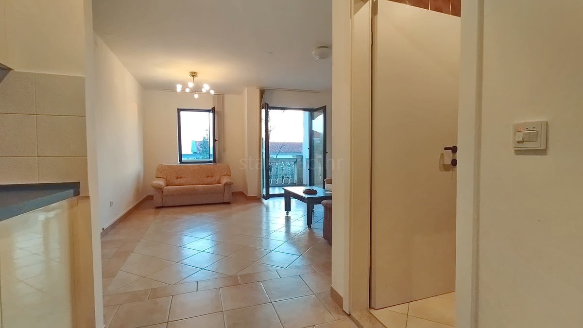 Novi Vinodolski, garsonjera z balkonom in prostornim vrtom!