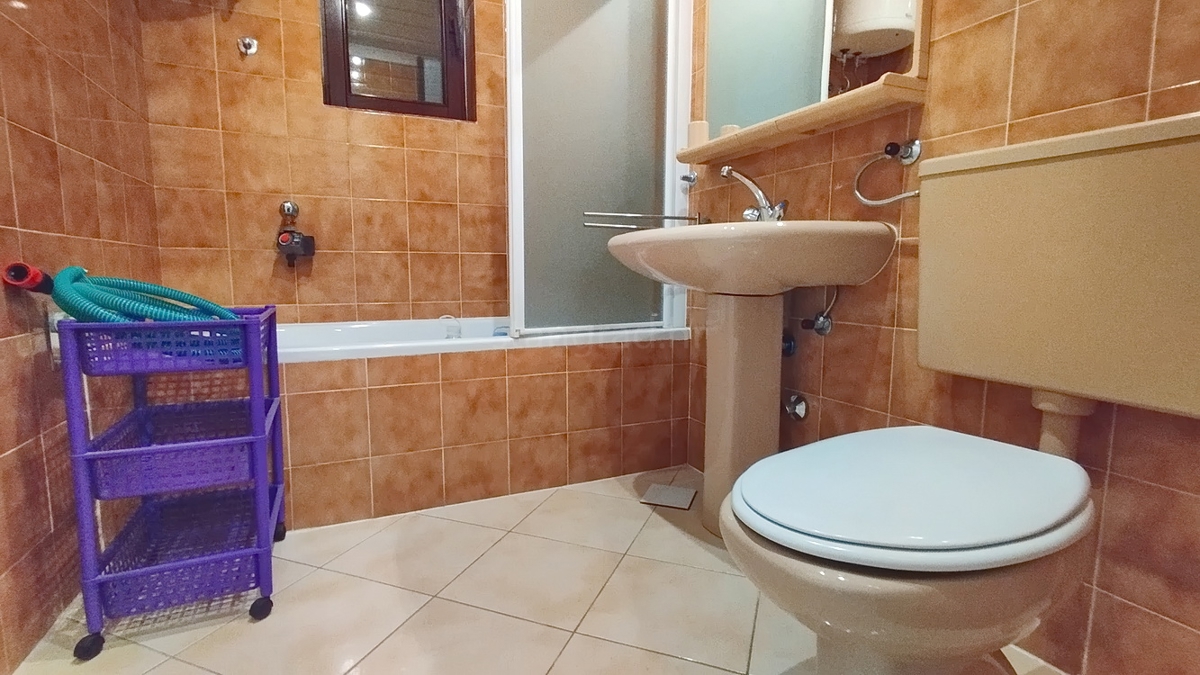 Novi Vinodolski, garsonjera z balkonom in prostornim vrtom!