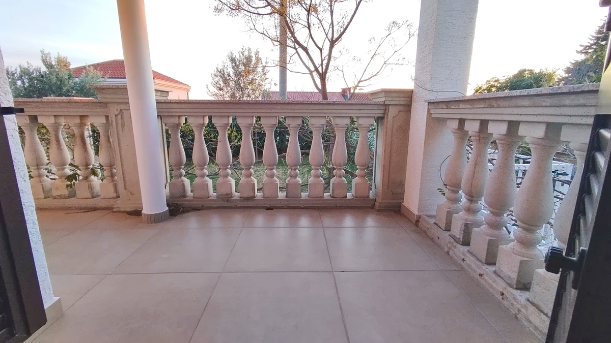 Novi Vinodolski, garsonjera z balkonom in prostornim vrtom!