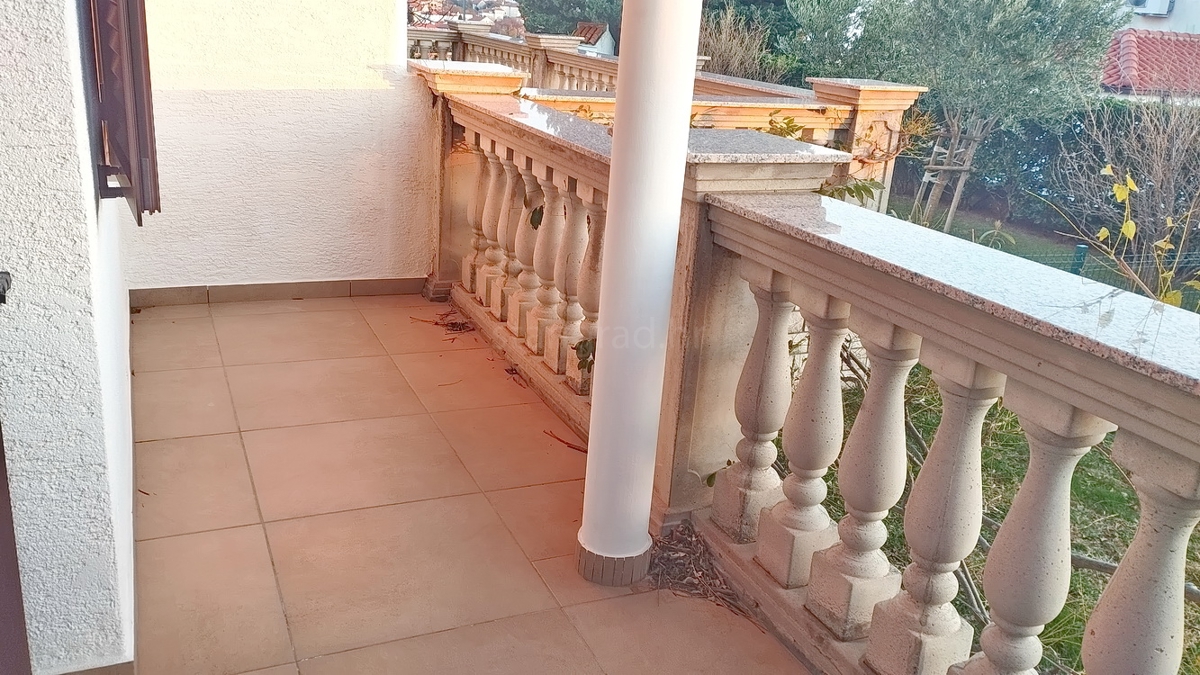 Novi Vinodolski, garsonjera z balkonom in prostornim vrtom!