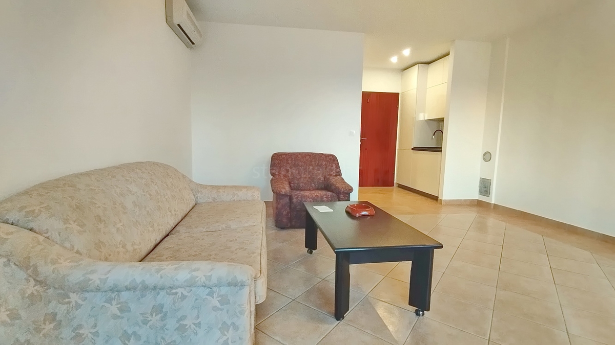 Novi Vinodolski, garsonjera z balkonom in prostornim vrtom!