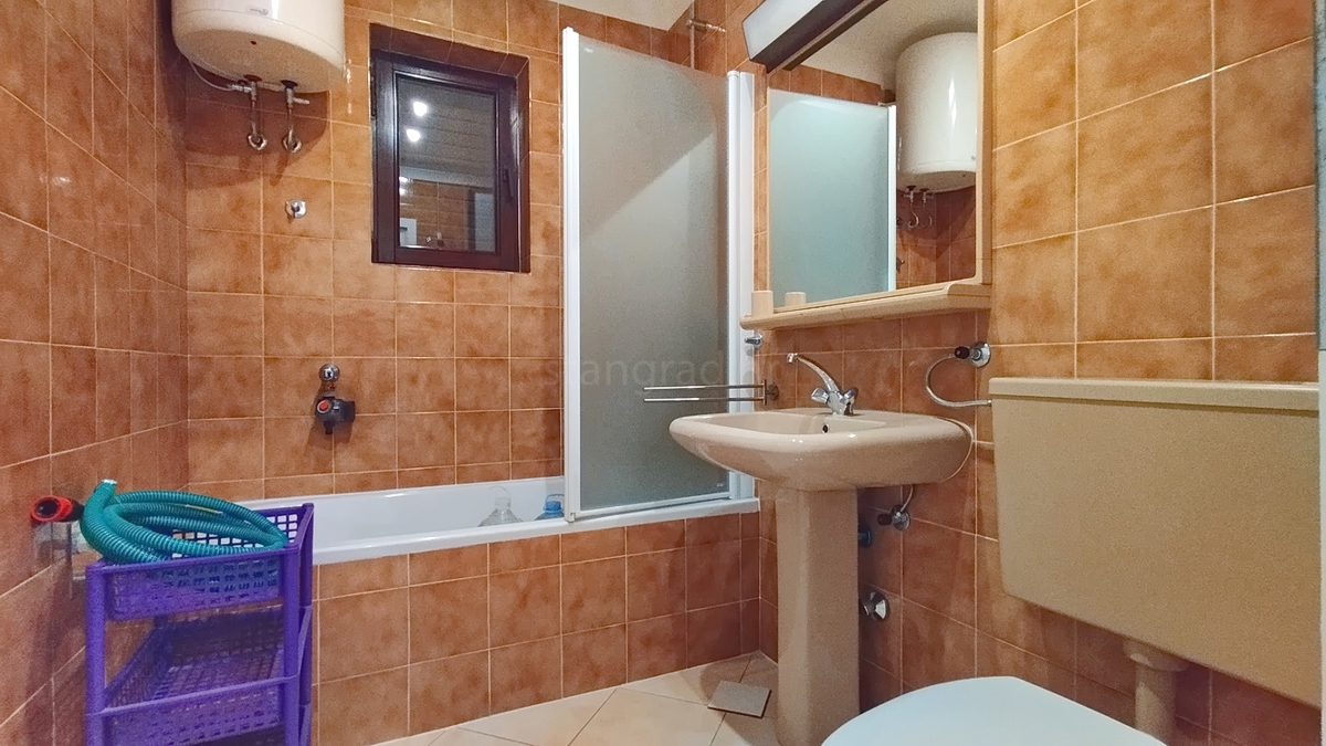 Novi Vinodolski, garsonjera z balkonom in prostornim vrtom!