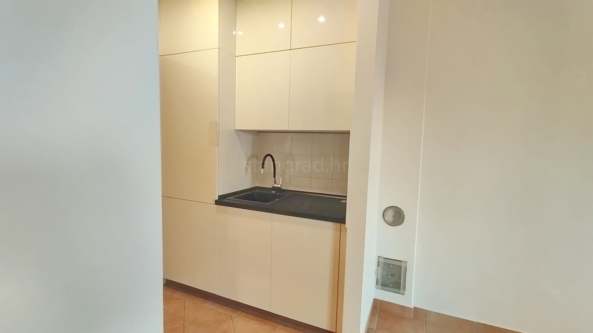 Novi Vinodolski, garsonjera z balkonom in prostornim vrtom!