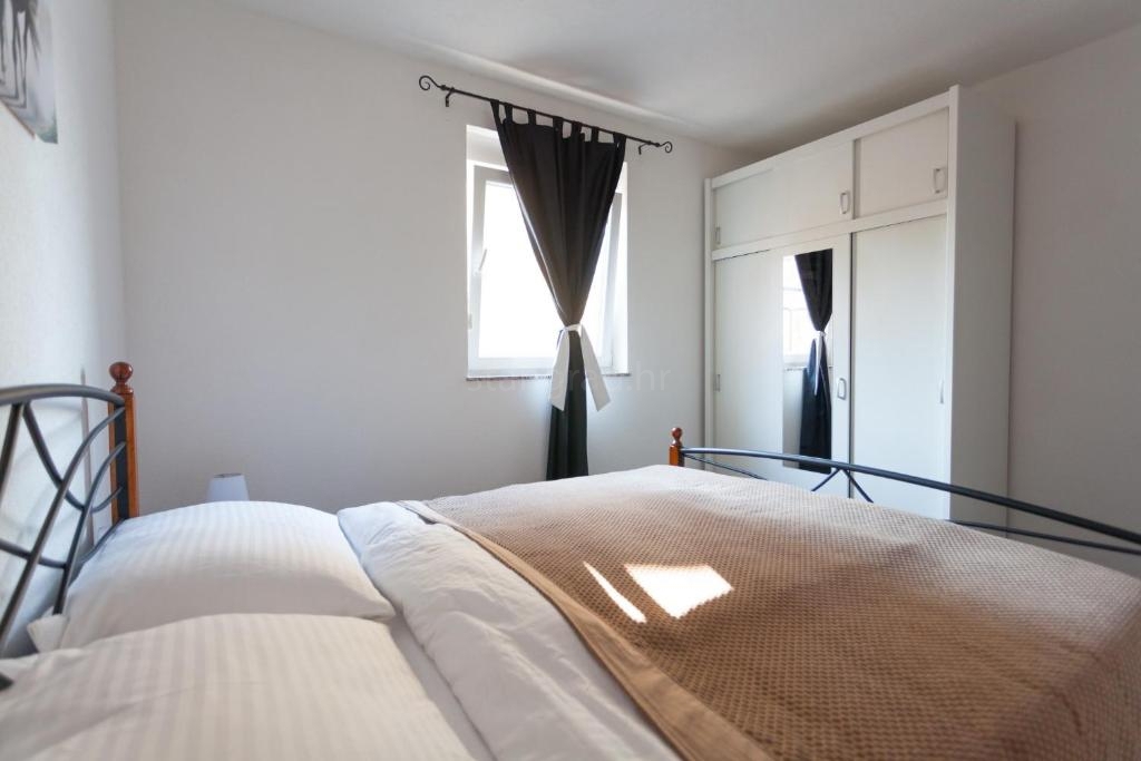 Uvala Soline ekskluzivna vila s 6 apartmaji bazenom in pogledom na morje!