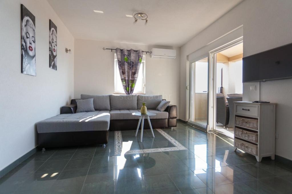 Uvala Soline ekskluzivna vila s 6 apartmaji bazenom in pogledom na morje!