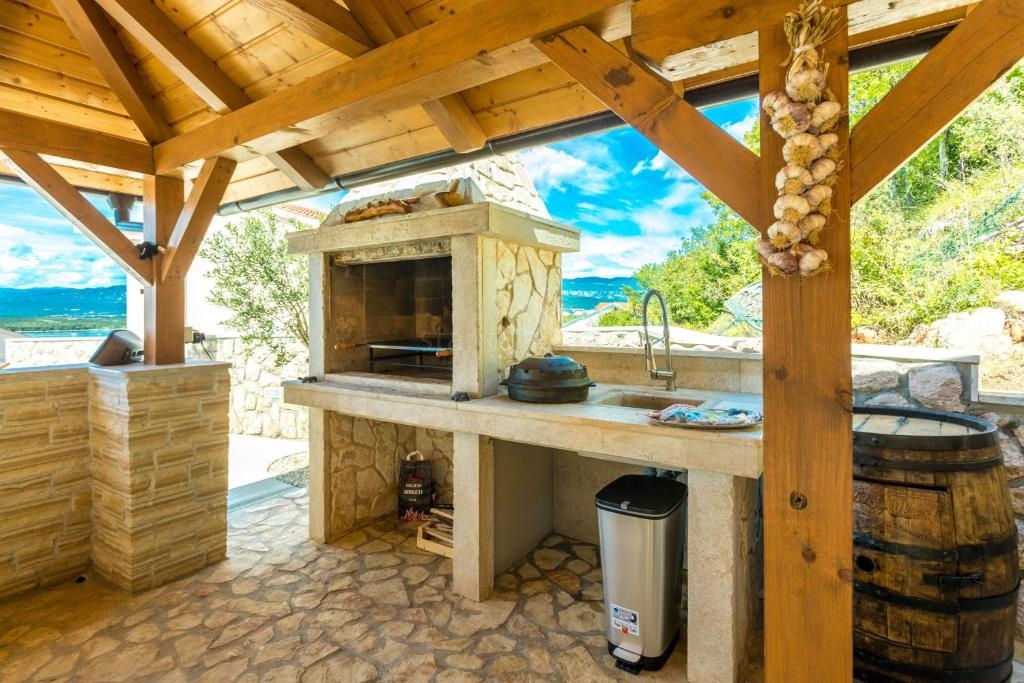 Uvala Soline ekskluzivna vila s 6 apartmaji bazenom in pogledom na morje!