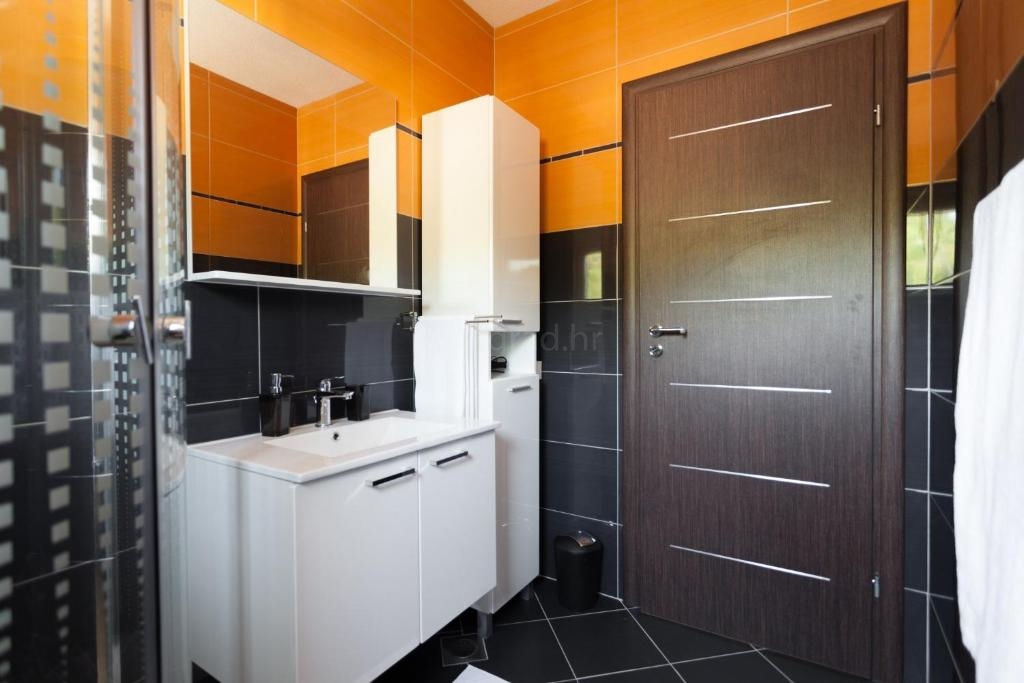 Uvala Soline ekskluzivna vila s 6 apartmaji bazenom in pogledom na morje!